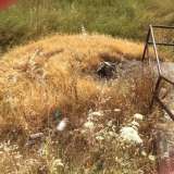 Il tetto di un edificio posto lungo il costone del canalone. Impossibile visitarlo per via dei rifiuti che ostruiscono la scala che permette la discesa nel canalone